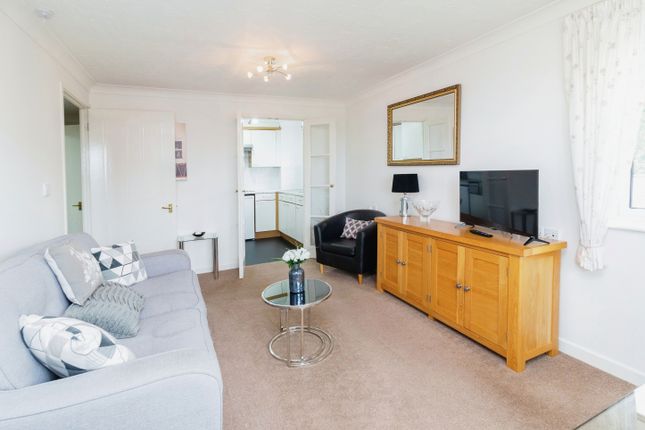 48, Sycamore Court, Aylesbury photo 2