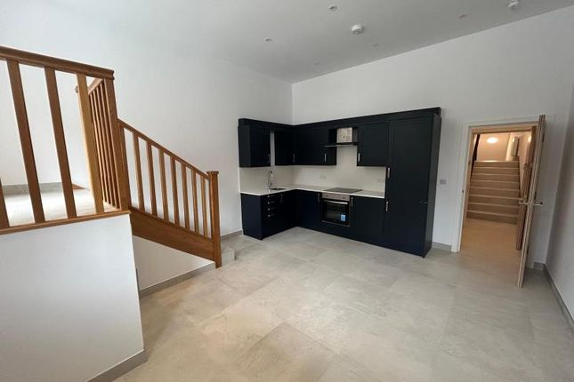 Flat 2, 174 High Street, Guildford photo 2