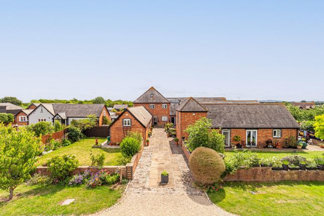 Thumbnail Barn conversion for sale in Ledburn, Leighton Buzzard