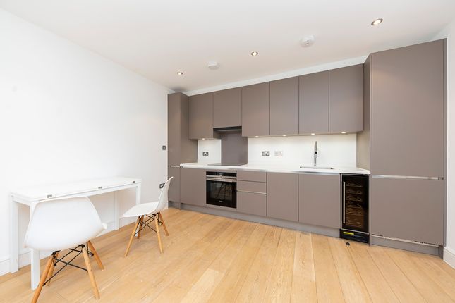 Thumbnail Flat to rent in Triangle Place, London