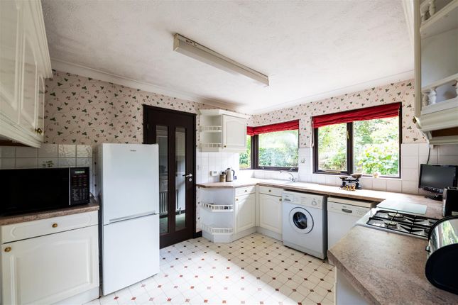 44, Wheatfield Way, Horley photo 4