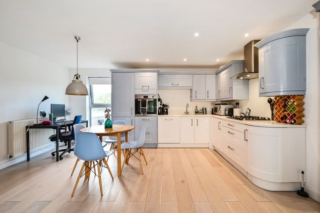 Flat 13, London photo 3