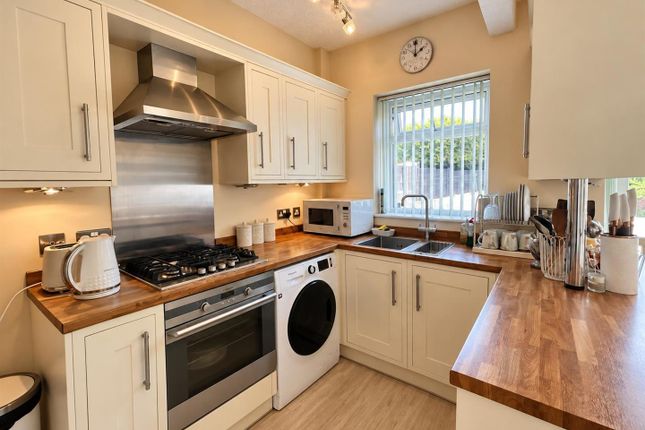 4, Highcliffe Drive, Halifax photo 4