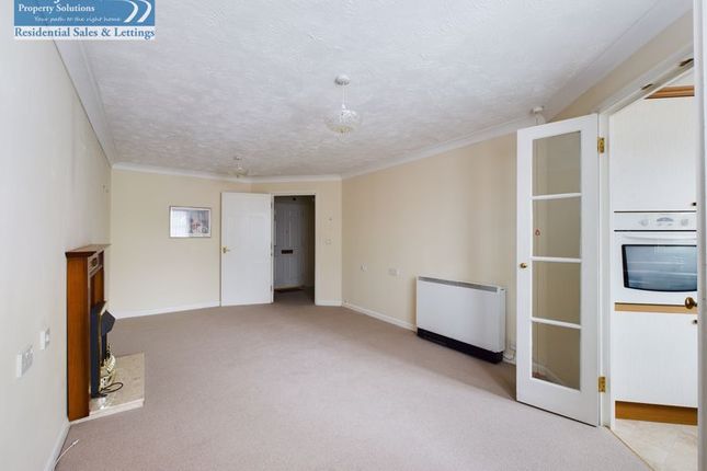 42 Hillcroft Court, Chaldon Road, Caterham photo 4