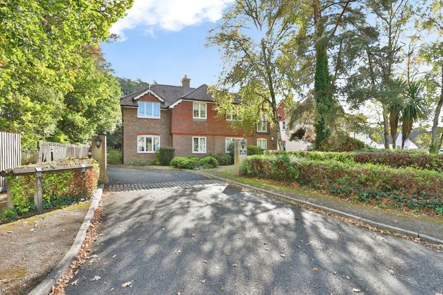 2-bed flat on Lions Lane, Hampshire, £225,000