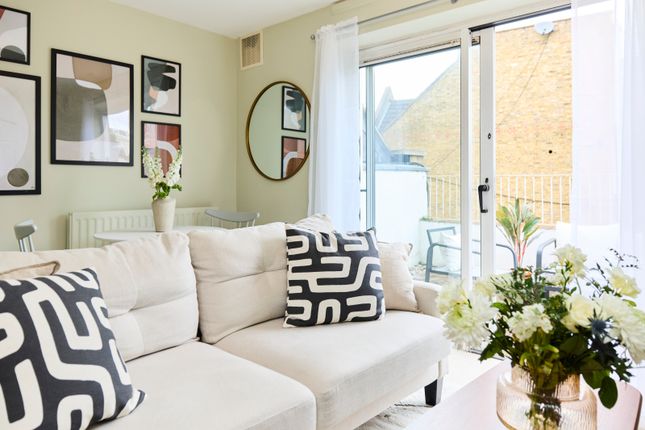 Flat for sale in Clapham Common North Side, Battersea