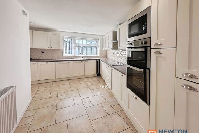 32 Meadow Lane, Willenhall photo 2