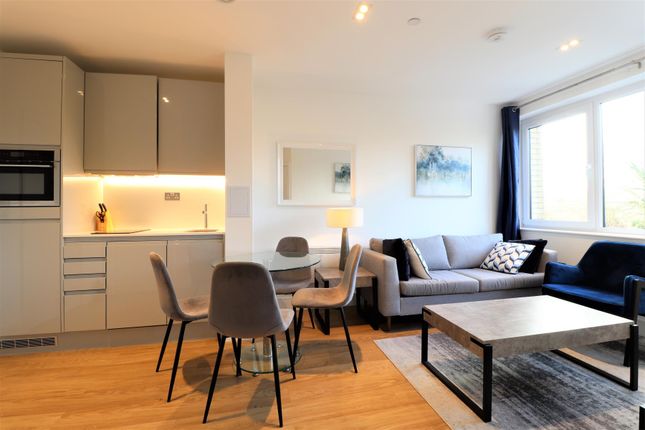 Thumbnail Flat for sale in Pinnacle House, Home Park Mill Link, Kings Langley, Hertfordshire