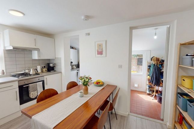 64a Eastwood Street, London photo 3