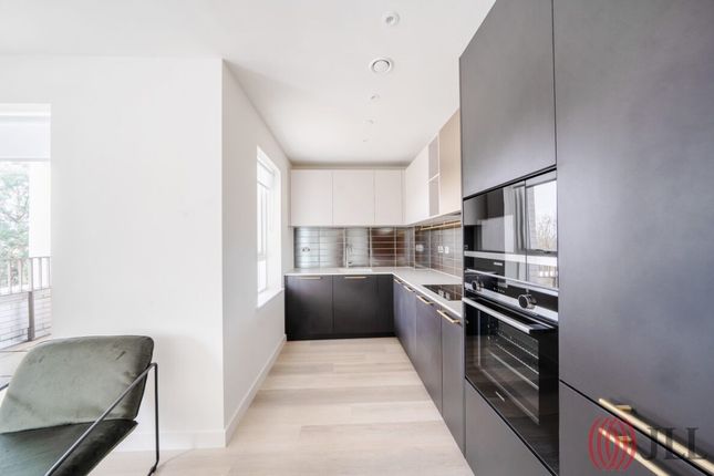 Flat to rent in Brook Road, London