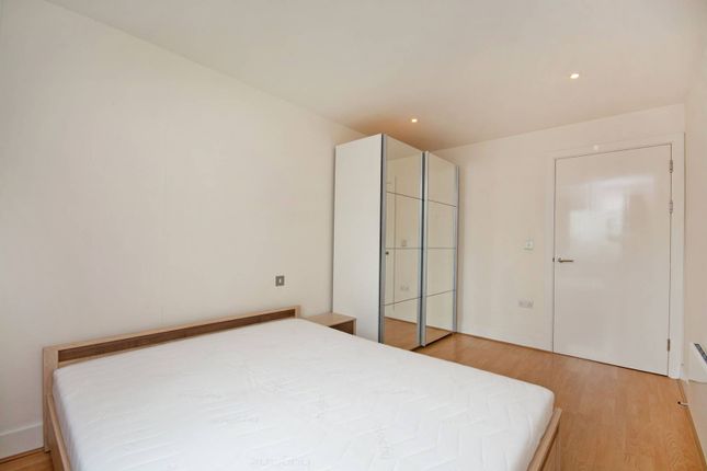 Flat to rent in Empire Square, Borough, London