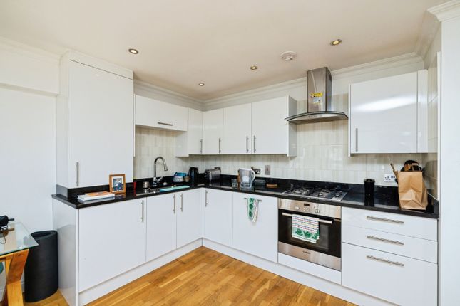 Flat 7, 35, Woodseer Street, London photo 4