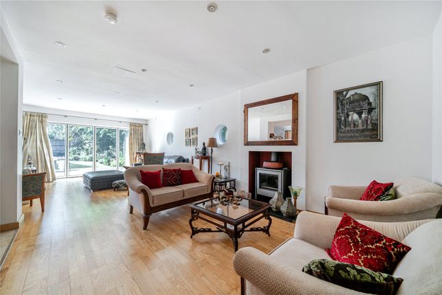 2, Woodside Avenue, Walton-On-Thames photo 4