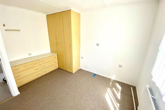 29, The Firs Park, Woodside Lane, Hatfield photo 5