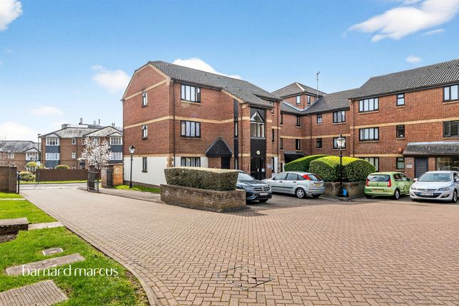 1-bed flat on 4, Kirk Rise, Sutton, £220,000