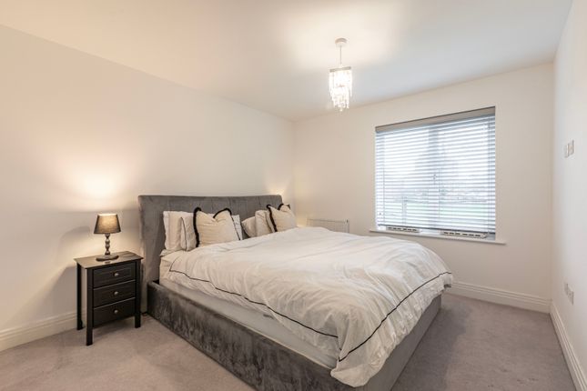 Flat 2, Haywood House,, Garrett Crescent, Ottershaw photo 4