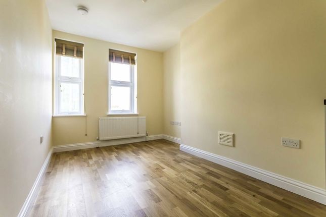 Flat 2, 13A, Fulham Broadway, London photo 2