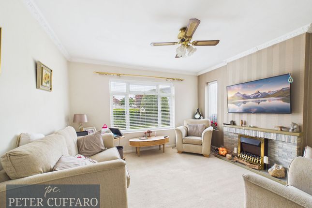 3 Highbury Avenue, Hoddesdon photo 2