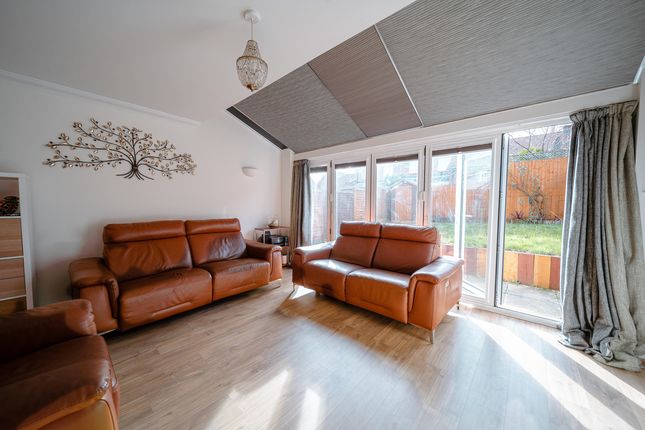 32, Repton Crescent, Reading photo 3