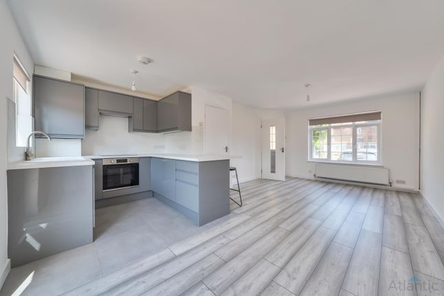 35 Underwood Road, WOODFORD GREEN, London photo 4
