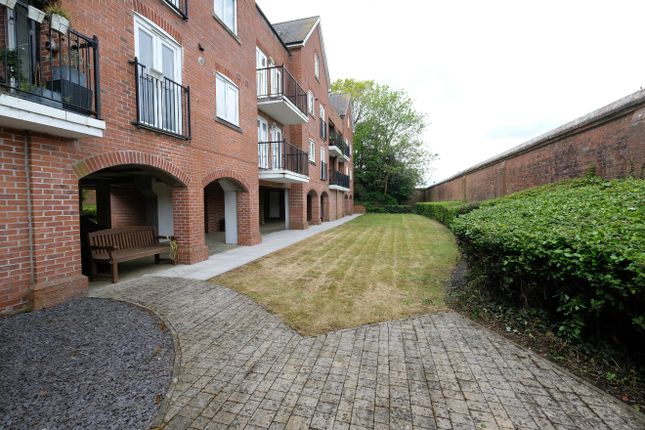 Flat for sale in Portside Close, Southampton