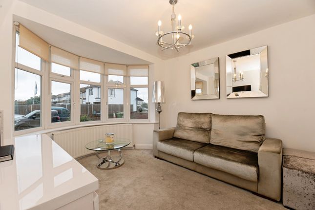 102, Rollesby Road, Chessington photo 3