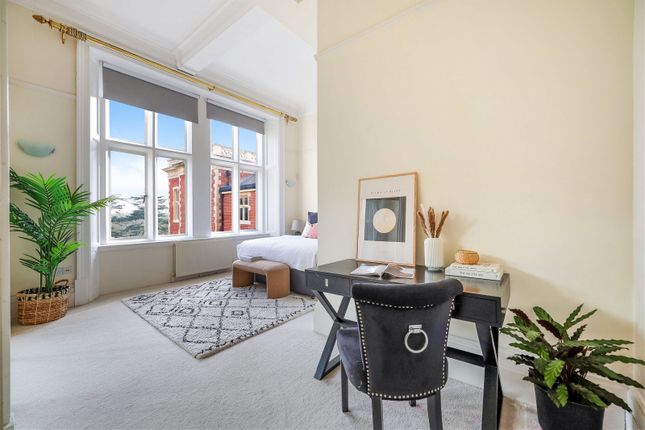 Flat for sale in Royal Earlswood Park, Redhill