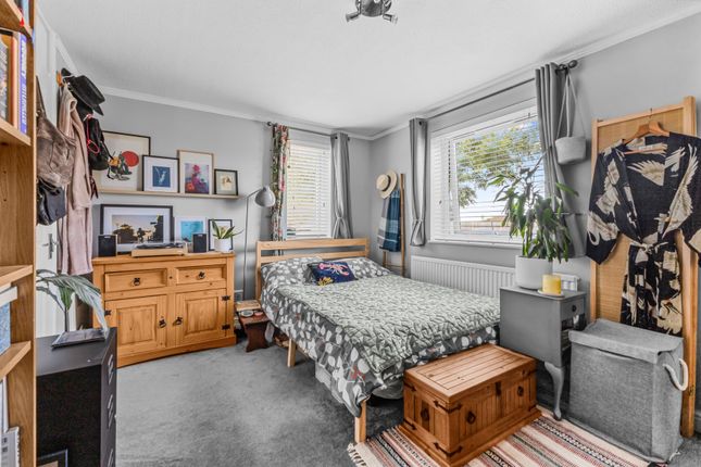 2 Highgrove House,, Kingfisher Drive, Surrey photo 4
