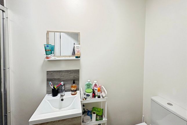 Room 1, 11, Fairview Avenue, Surrey photo 5