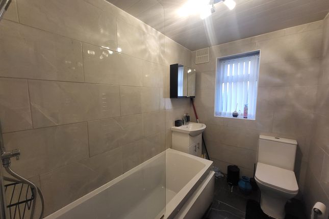 Property to rent in Wharncliffe Road, Shipley