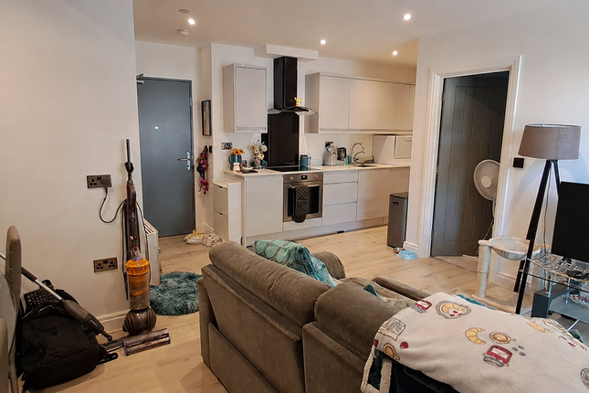 6 Prestige House, 16 Melbourne Road, Bushey photo 2