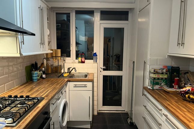 Flat to rent in Spanish Road, London