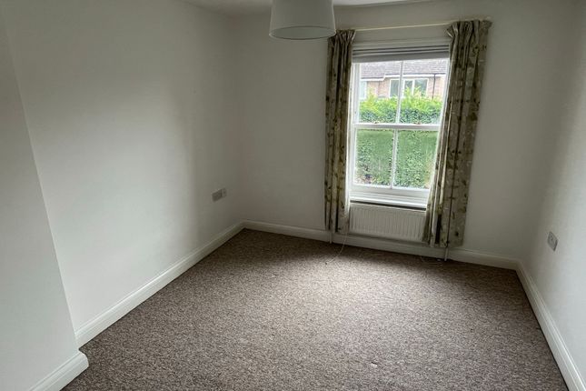 Cottage to rent in High Street, Oakington, Cambridge