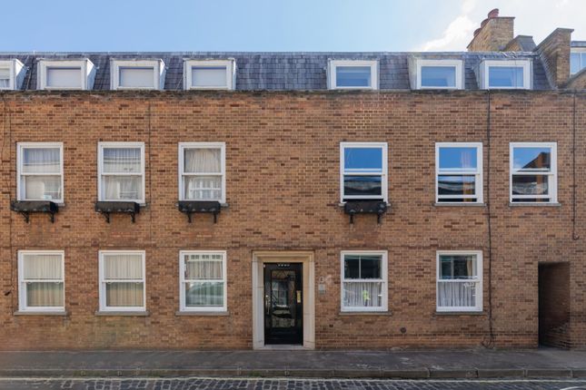 Flat for sale in Weymouth Mews, London