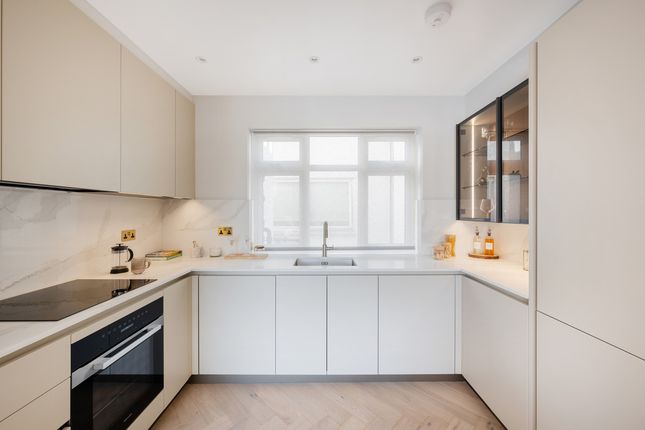 Flat 8B, 8, Ennismore Gardens, London photo 4