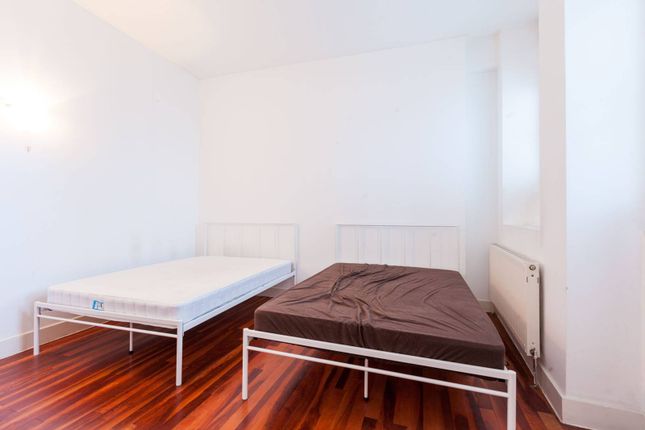 Flat to rent in Sunlight Square, Bethnal Green, London