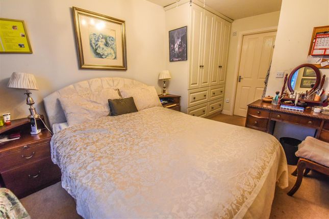 4, Alexandra Close, Dursley photo 2