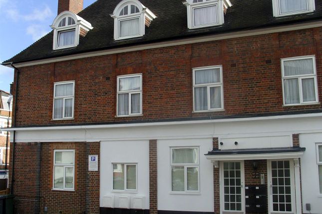 Flat to rent in Lodge Road, London