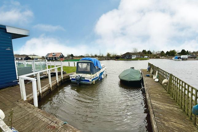 Blue Waters, L2D, North West Riverbank, Great Yarmouth photo 3