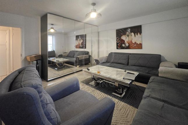 UK369 Flat 31, Broomfield, Ferdinand Street, London photo 2