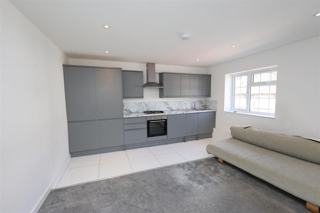 Flat 3 (Top Flat), 129a St. John`s Hill, Sevenoaks photo 3