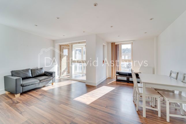 Flat to rent in High Mount, Station Road, London