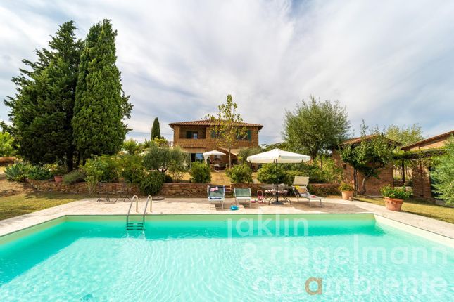 Thumbnail Country house for sale in Italy, Tuscany, Siena, Pienza
