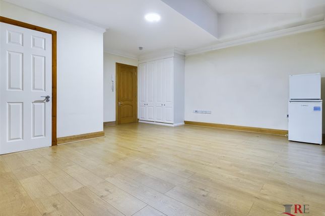 Room 3, 6, Columbia Avenue, Edgware photo 2