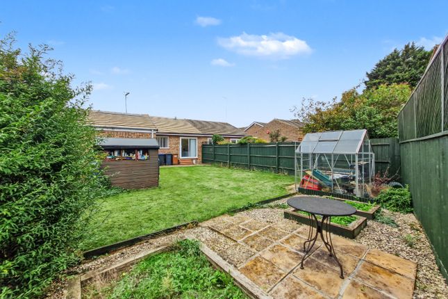 31 Central Avenue, Woodford Halse, Northamptonshire photo 2