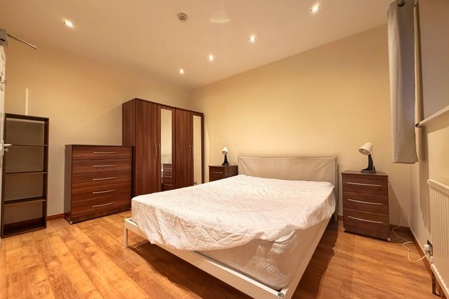 Dupont Road, Raynes Park photo 4