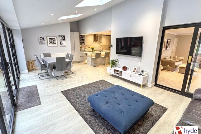 10, Tuscany View, Salford photo 4