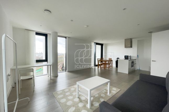 Flat to rent in City North, London