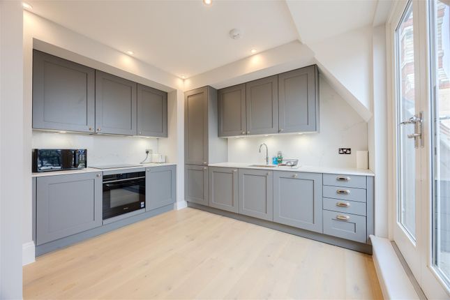 1-bed flat on Broadway, Leigh-On-Sea, £1,700/mo