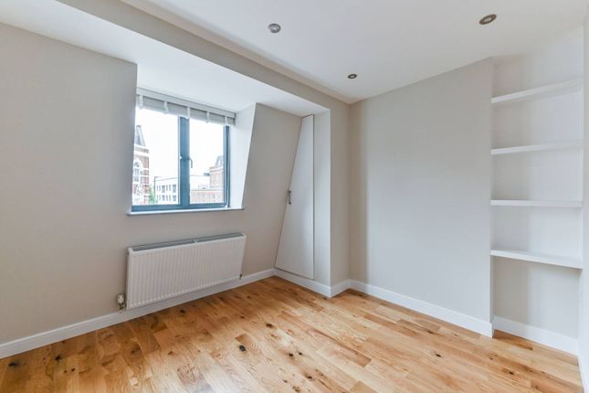 Flat to rent in Tooting High Street, Tooting Broadway, London